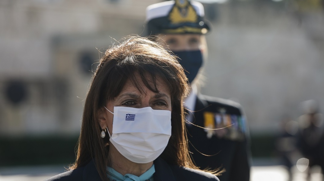 Η ΠτΔ, Κατερίνα Σακελλαροπούλου, στο μνημείο του Άγνωστου Στρατιώτη