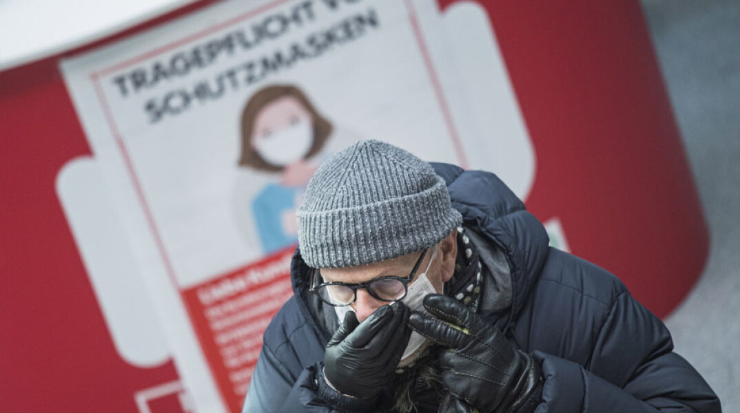 Άνδρας με προστατευτική μάσκα για τον κορωνοϊό