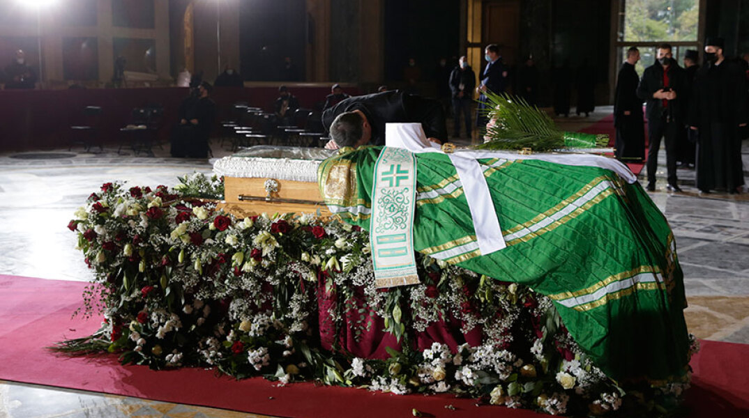 Ιερέας προσκυνά το φέρετρο μέσα στο οποίο βρίσκεται η σορός του Πατριάρχη Σερβίας Ειρηναίου
