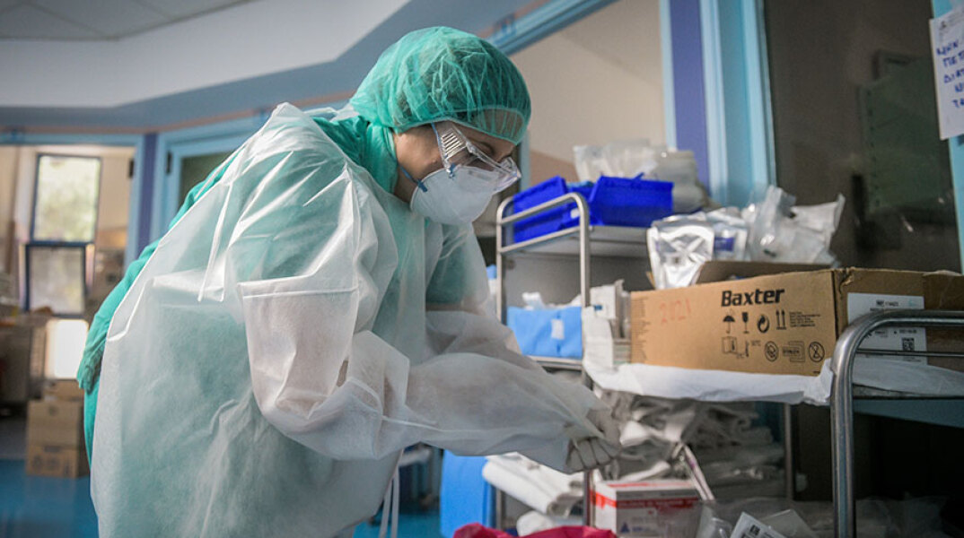 Νοσηλευτές και γιατροί με προστατευτικές στολές για τον κορωνοϊό στην Εντατική του νοσοκομείου «Σωτηρία»