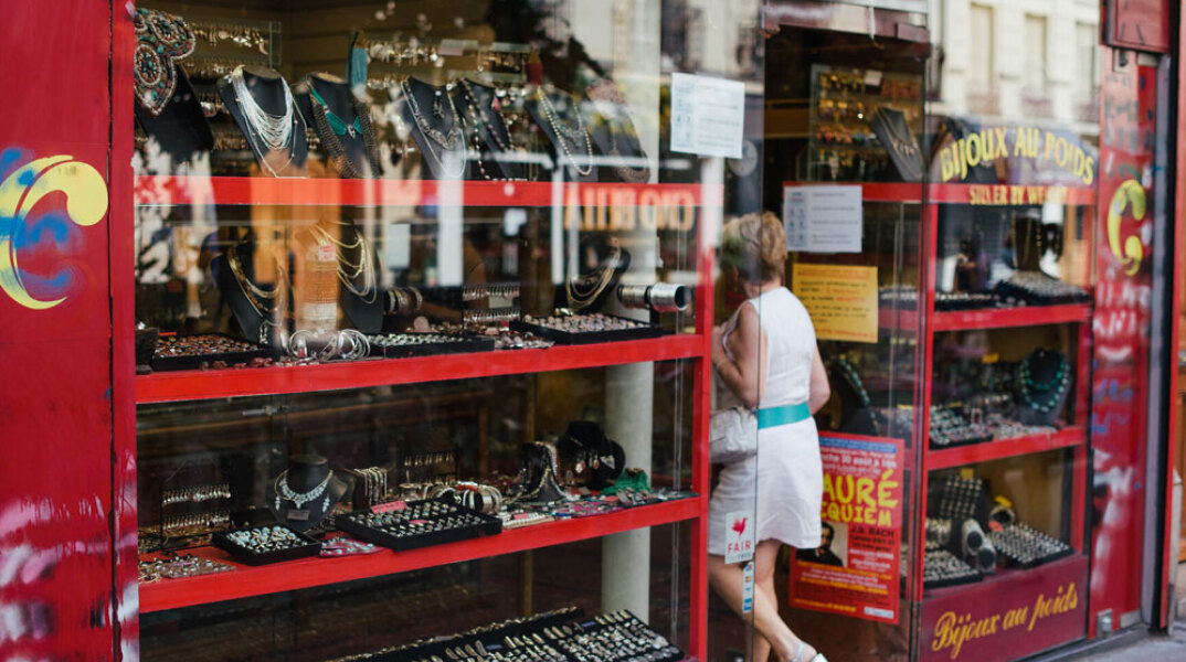 Γυναίκα μπαίνει σε κατάστημα με κοσμήματα στο Παρίσι