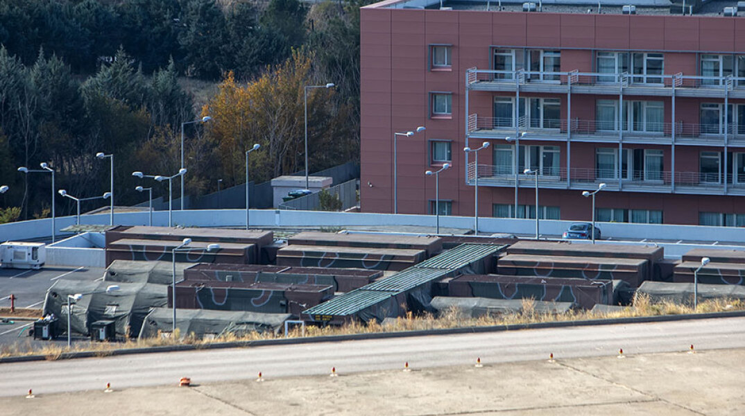 Κορωνοϊός στη Θεσσαλονίκη: Φορητό νοσοκομείο με αντίσκηνα και κοντέινερ στο πάρκινγκ του «424» Στρατιωτικού Νοσοκομείου