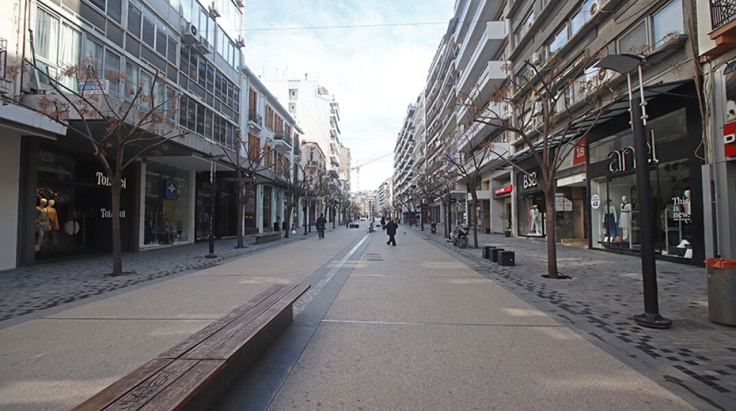 Lockdown για τον κορωνοϊό στη Θεσσαλονίκη: Κλειστά μαγαζιά σε εμπορικό δρόμο της πόλης