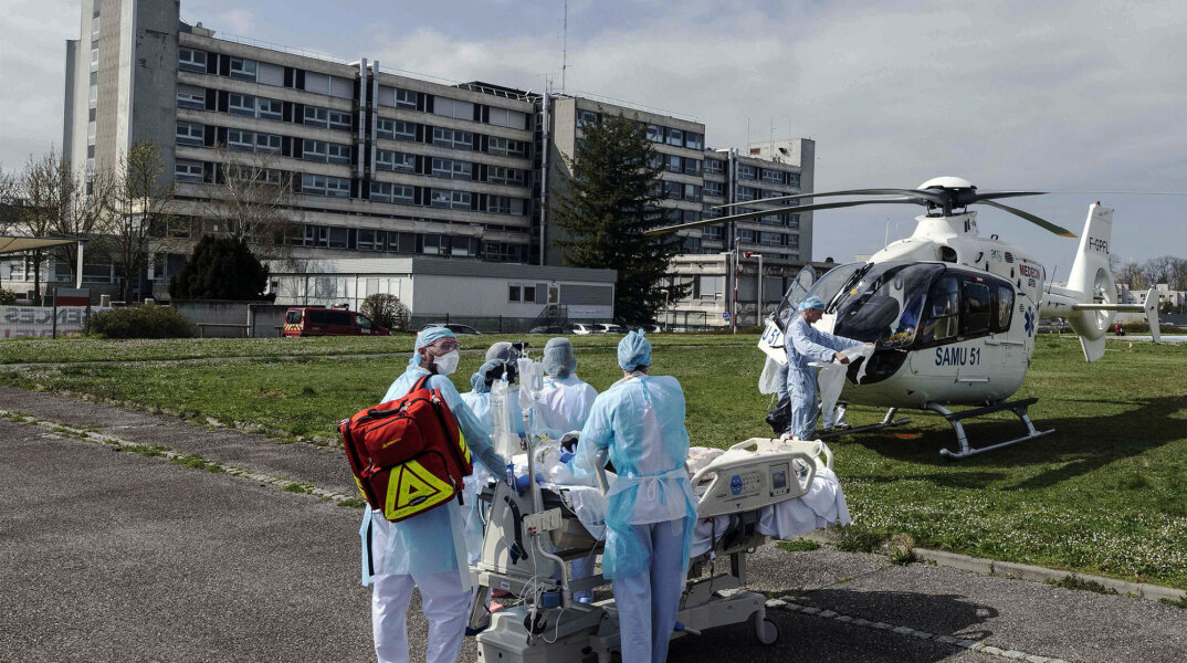 Ασθενής με κορωνοϊό μεταφέρεται με ελικόπτερο από νοσοκομείο στο ανατολικό τμήμα της Γαλλίας