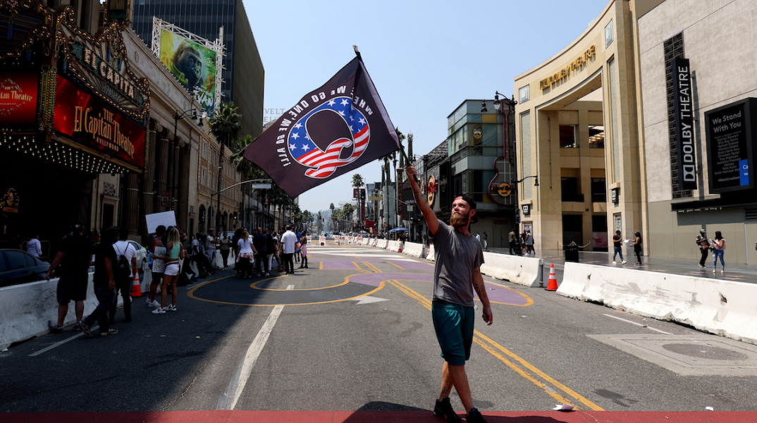 Οπαδός της Qanon στο Λος Άντζελες διαδηλώνει κατά των ηθοποιών του Χόλυγουντ