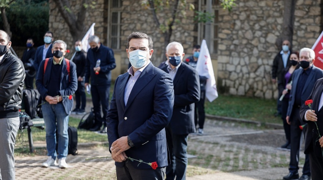 Κατάθεση στεφάνου από τον Αλέξη Τσίπρα στο ΕΑΤ - ΕΣΑ
