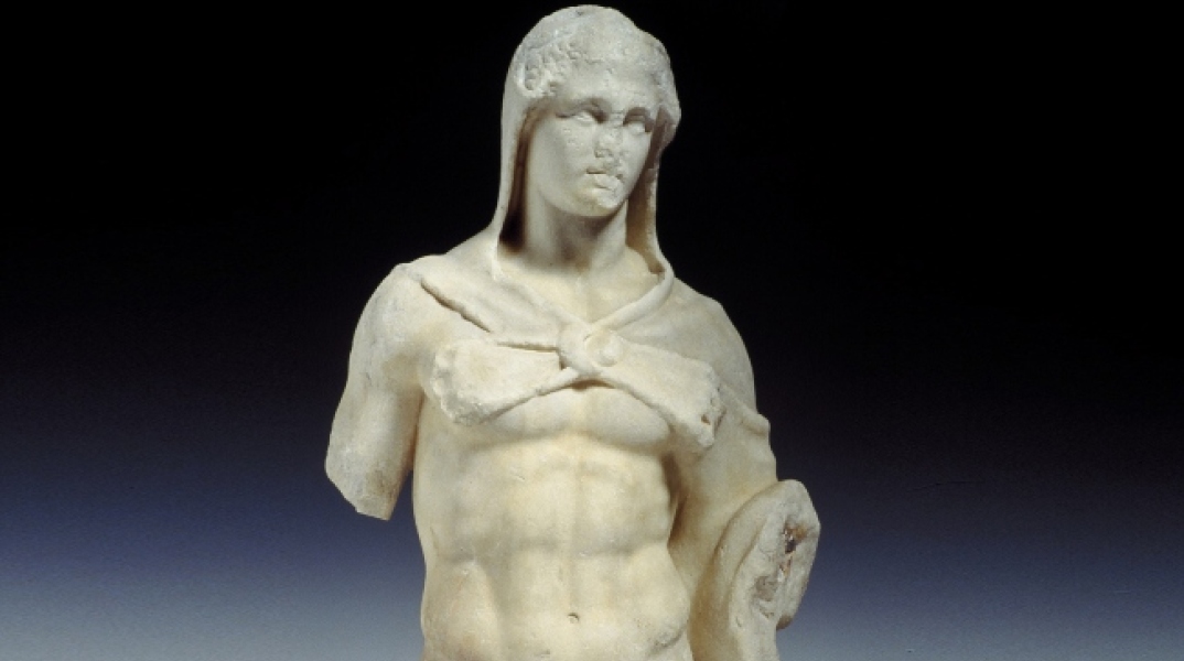 Το μικρό άγαλμα, (0,54 μ) του Ηρακλή (τέλος 4ου αι. πΧ.), το οποίο εκτίθεται στο Εθνικό Αρχαιολογικό Μουσείο (αίθουσα του Βωμού), ανακαλύφθηκε το 1885, απέναντι από το σημείο που βρέθηκε η κεφαλή του Ερμή