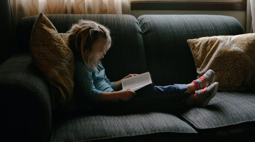 Παιδί που διαβάζει βιβλίο