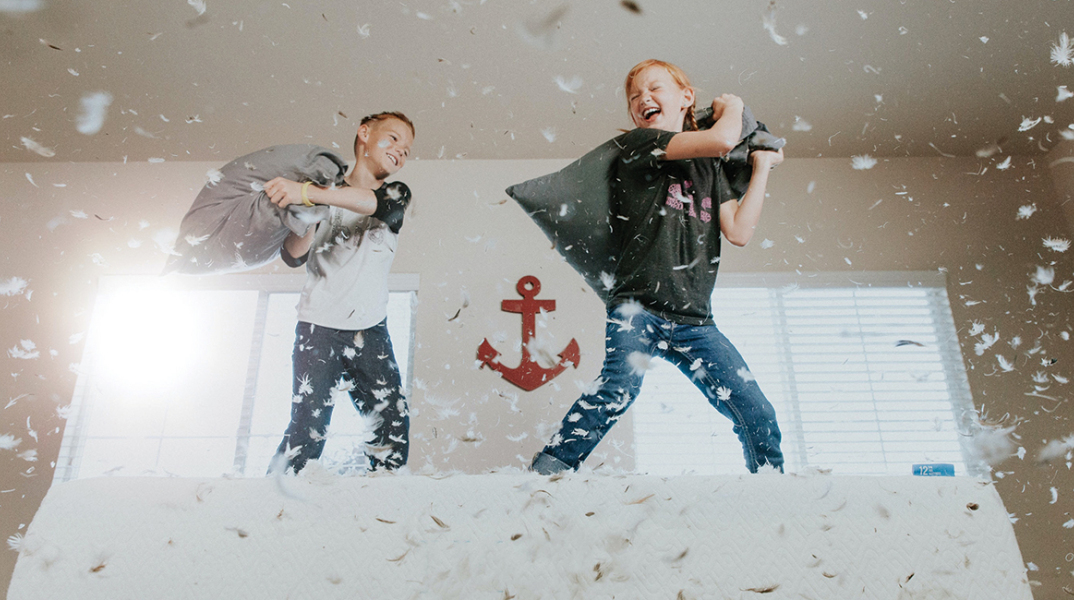 Παιδιά που παίζουν μαξιλαροπόλεμο