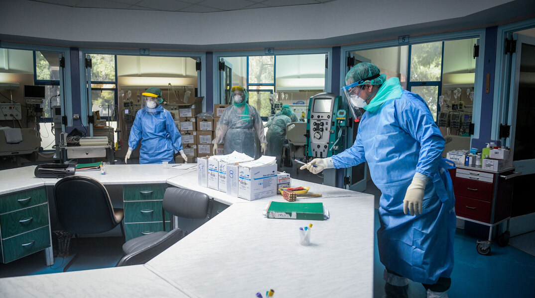 Γιατροί και νοσηλευτές με προστατευτικές στολές για τον κορωνοϊό στην Εντατική του νοσοκομείου «Σωτηρία»