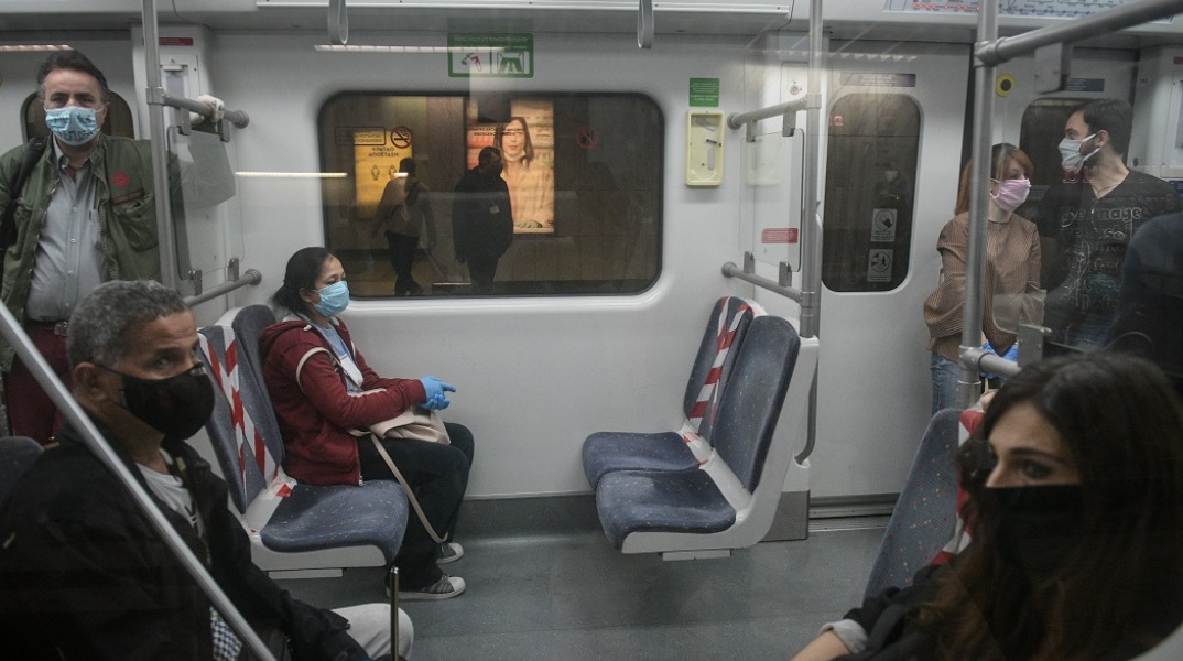 Επιβάτες με μάσκα σε συρμό του μετρό 