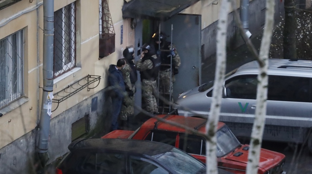 Ρώσοι αστυνομικοί έξω από το σπίτι όπου ο δράστης κρατούσε τα παιδιά