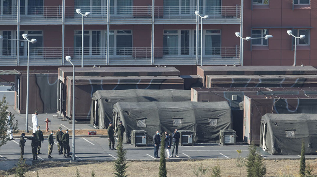 Το νοσοκομείο εκστρατείας έξω από το «424» Στρατιωτικό Νοσοκομείο στη Θεσσαλονίκη