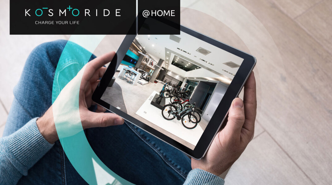 Άνδρας κρατάει τάμπλετ στα χέρια του που δείχνει χώρο με ποδήλατα