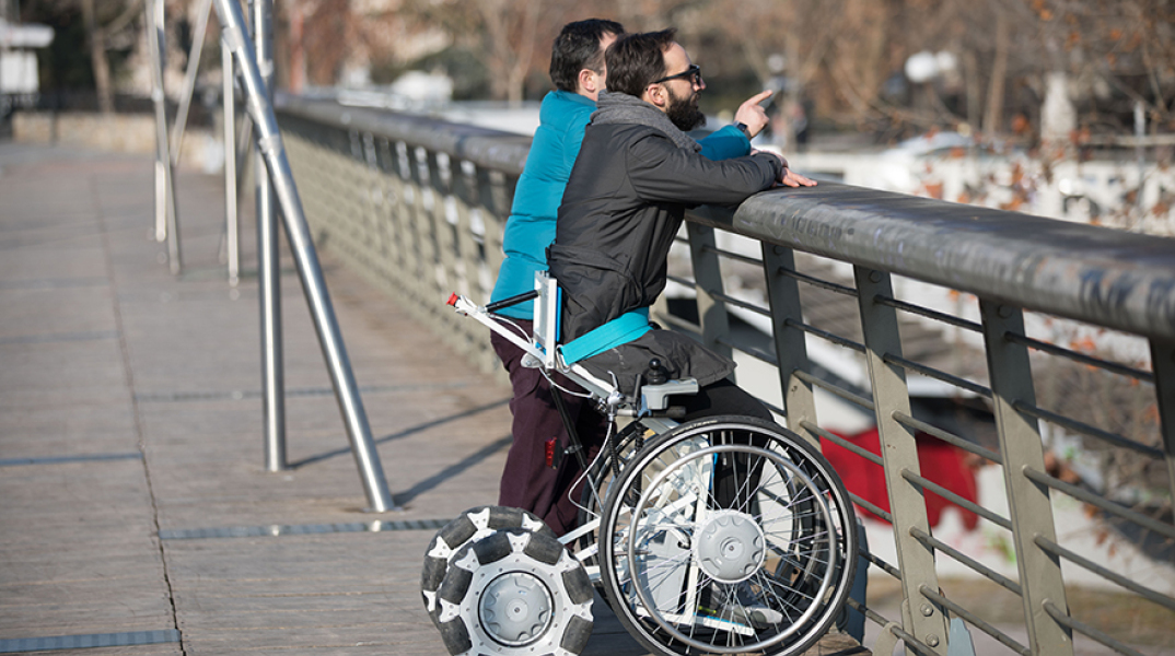 Χορηγία Κωτσόβολος σε αναπηρικό αμαξιδίο «Laddroller»