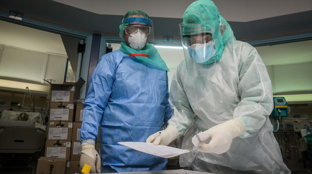 Εικόνα από την Εντατική στο νοσοκομείο «Σωτηρία» - Γιατροί με προστατευτικές στολές για τον κορωνοϊό