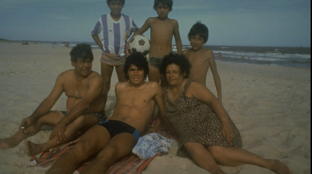 1970, ο Ντιέγκο Μαραντόνα σε χαλαρές στιγμές με την οικογένειά του στη θάλασσα