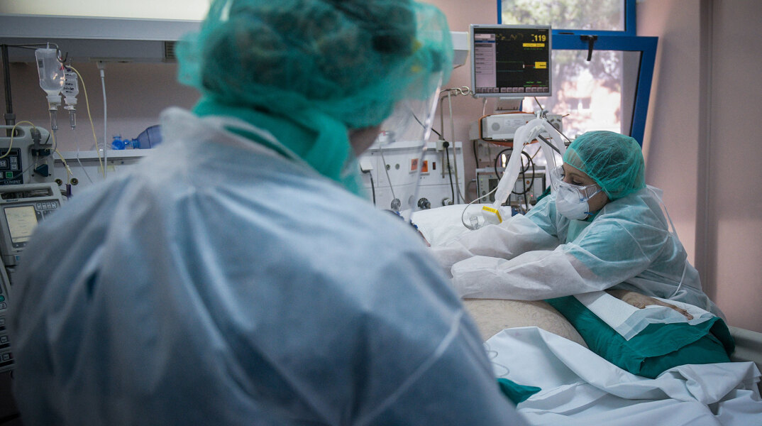 Νοσηλευτές με προστατευτικές στολές για τον κορωνοϊό σε ΜΕΘ του νοσοκομείου «Σωτηρία»