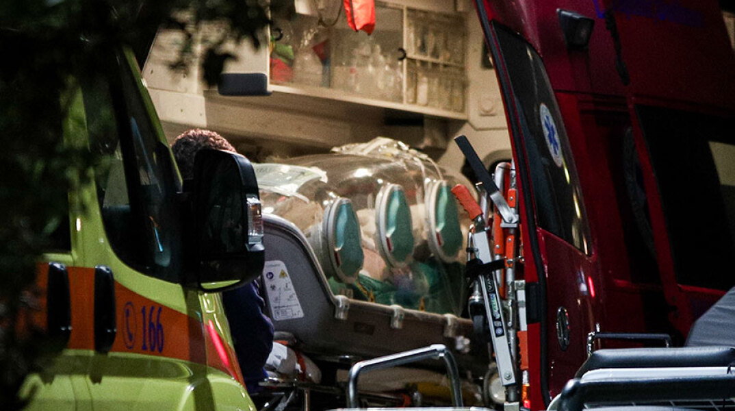 Νοσοκομείο «Ευαγγελισμός»: Διασωληνωμένος ασθενής με κορωνοϊό από τη Βόρεια Ελλάδα μέσα στην ειδική κάψουλα σε ασθενοφόρο του ΕΚΑΒ