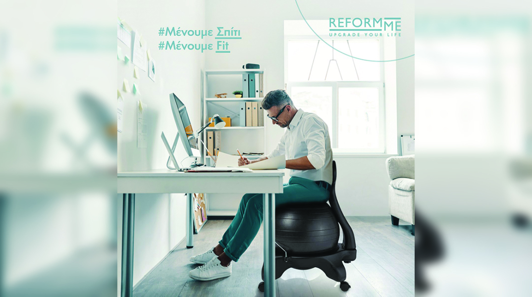 Άνδρας καθισμένος σε καρέκλα-μπάλα Fit-Chair® μπροστά σε γραφείο