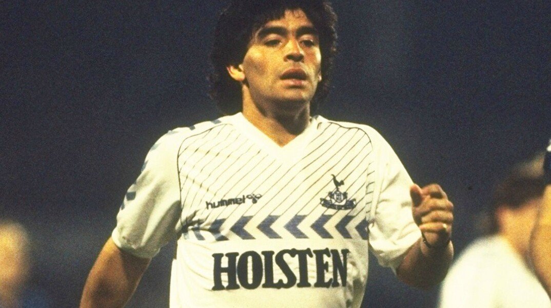 Ο Ντιέγκο Μαραντόνα με φανέλα της ομάδας ποδοσφαίρου Τότεναμ