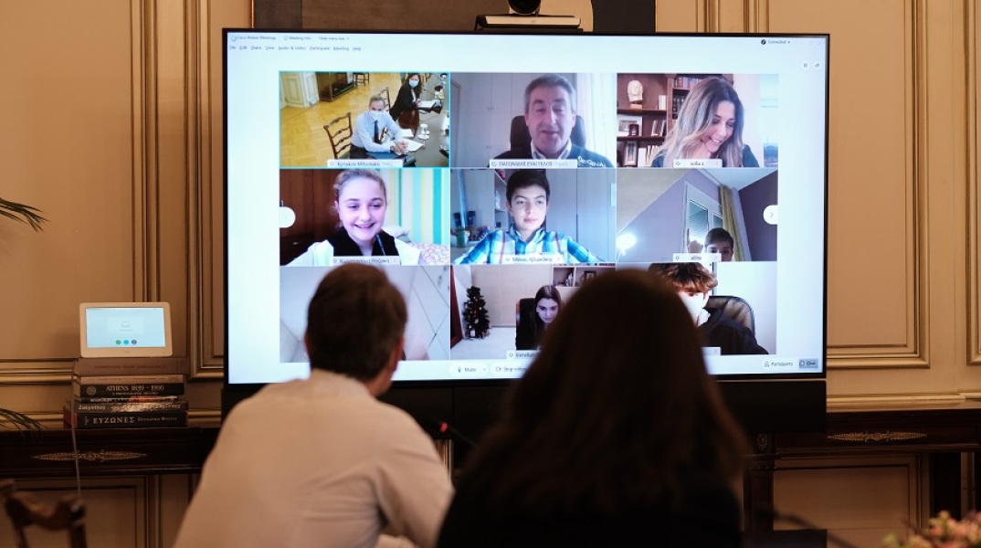 Κυριάκος Μητσοτάκης παρακολουθεί τη διαδικτυακή διδασκαλία