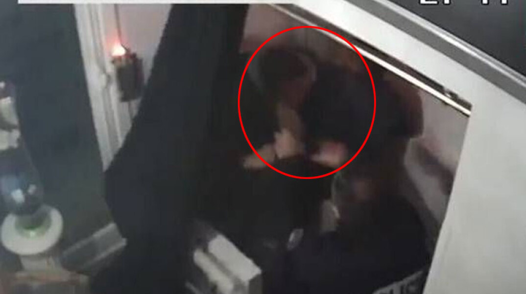 Αστυνομικοί ξυλοκοπούν μουσικό έξω από στούντιο στο Παρίσι