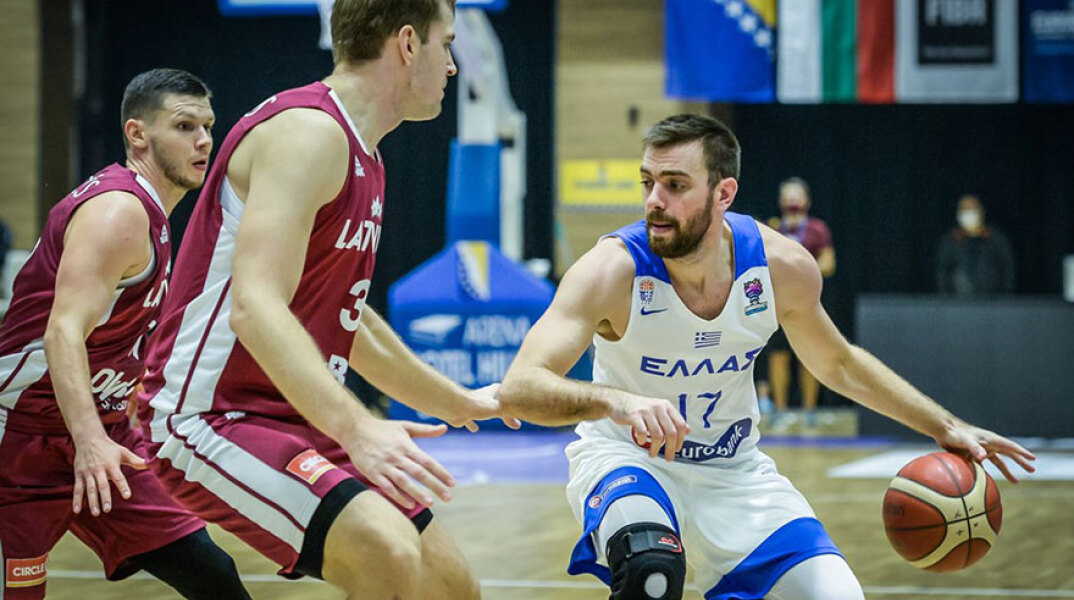 Ο Βαγγέλης Μάντζαρης σε αγώνα της Εθνικής Μπάσκετ κόντρα στη Λετονία για τα προκριματικά του Eurobasket 2022
