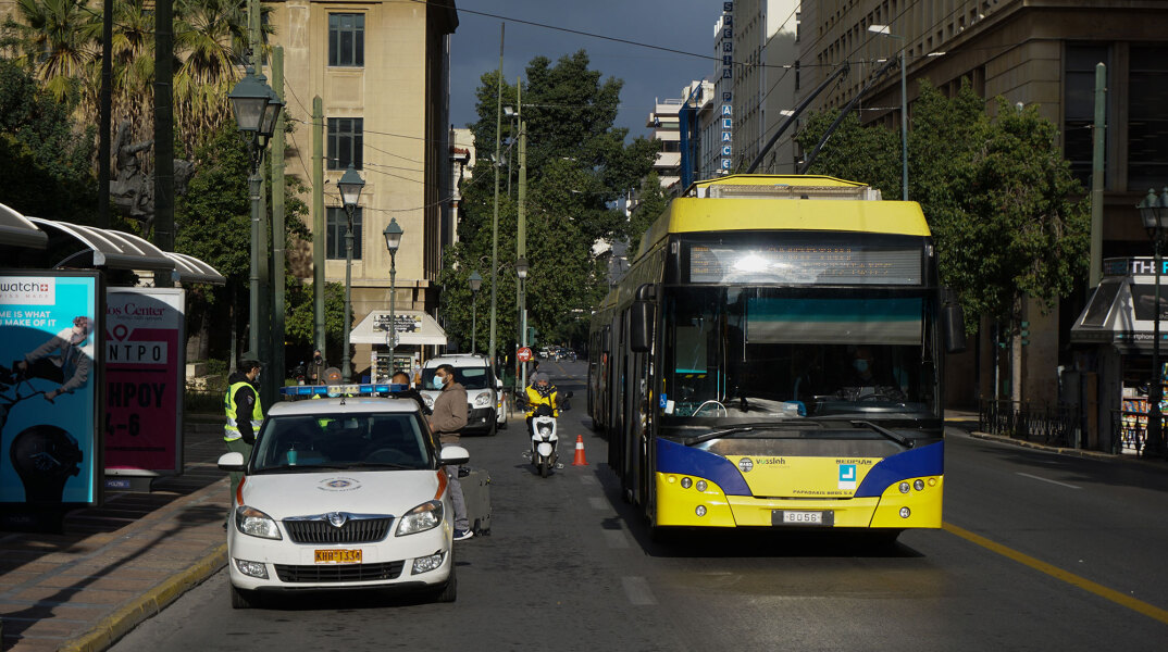 Lockdown στην Αθήνα: Τρόλεϊ και περιπολικό της Δημοτικής Αστυνομίας σε κεντρικό δρόμο της πόλης