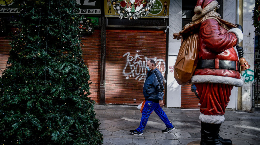 Κλειστά καταστήματα στο κέντρο της Αθήνας εν μέσω lockdown για τον κορωνοϊό