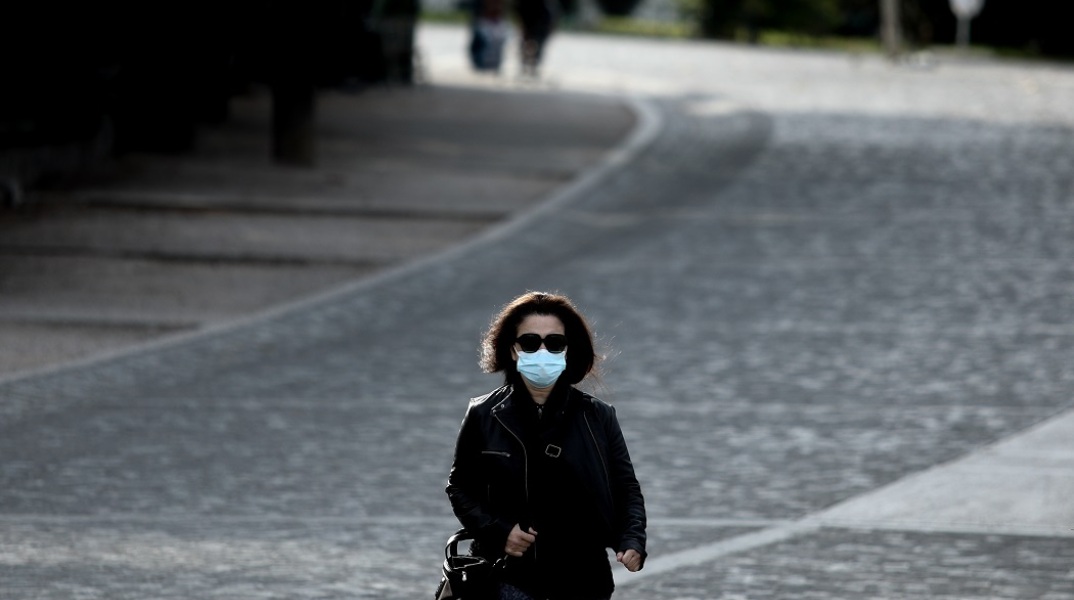 Πολίτες με μάσκα στο κέντρο της Αθήνας 