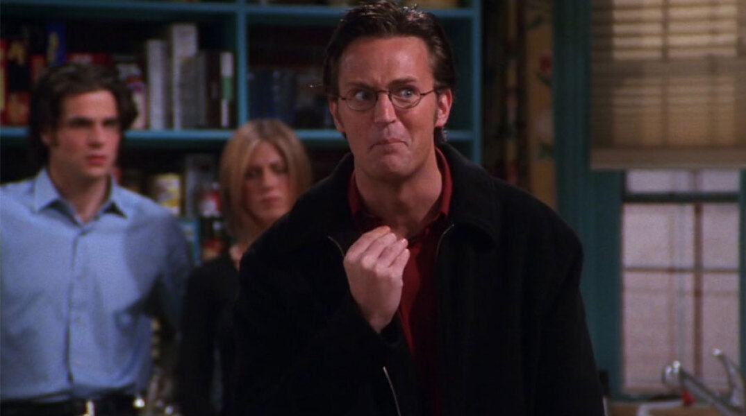 Ο ηθοποιός Μάθιου Πέρι ως «Τσάντλερ» στην τηλεοπτική σειρά «Τα Φιλαράκια»