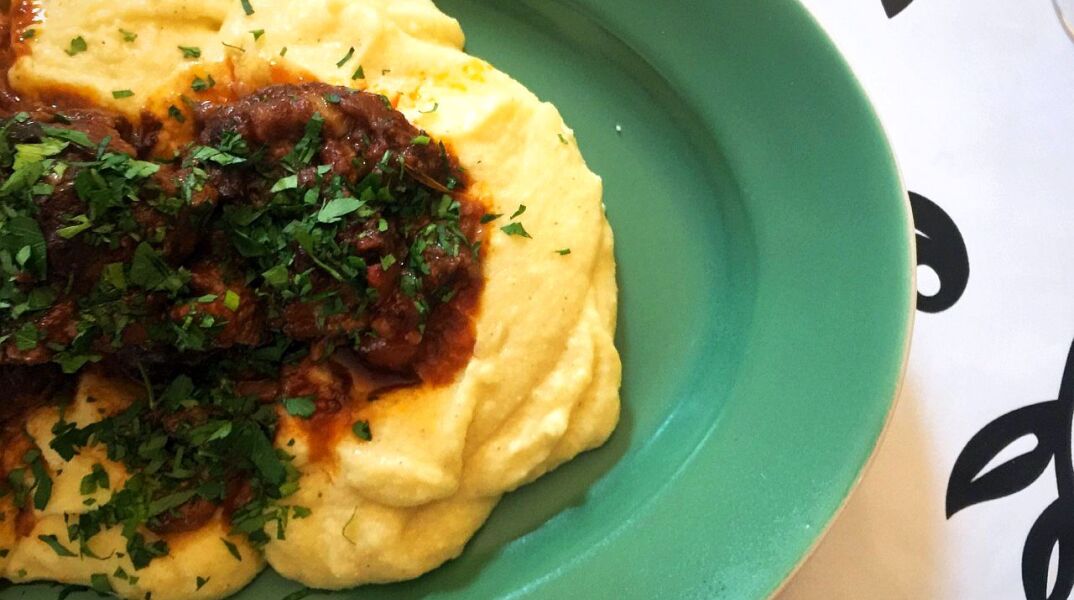 Βοδινή ουρά με πολέντα