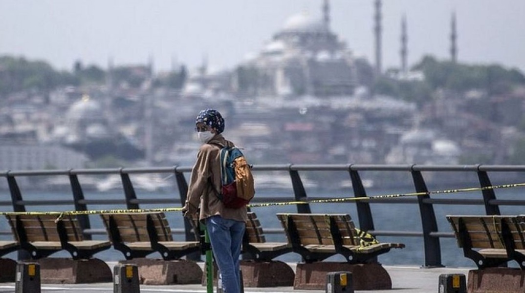 Γυναίκα με ηλεκτρικό πατίνι και μάσκα για τον κορωνοϊό, με φόντο την Αγία Σοφία 