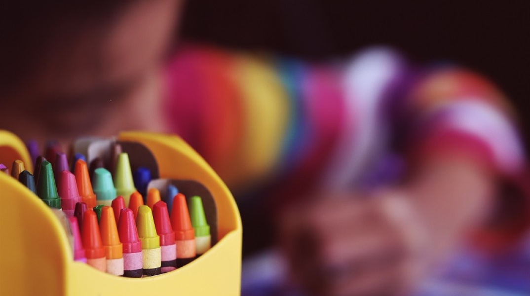 Ένα παιδί ζωγραφίζει