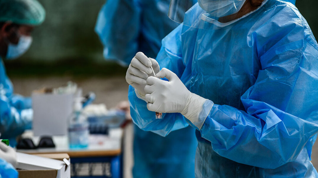 Κλιμάκιο του ΕΟΔΥ διεξάγει rapid test για τον κορωνοϊό