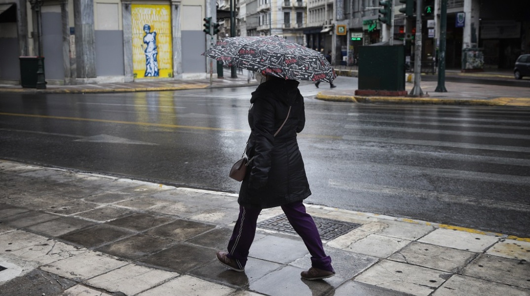 Κυρία με ομπρέλα στο κέντρο της Αθήνας
