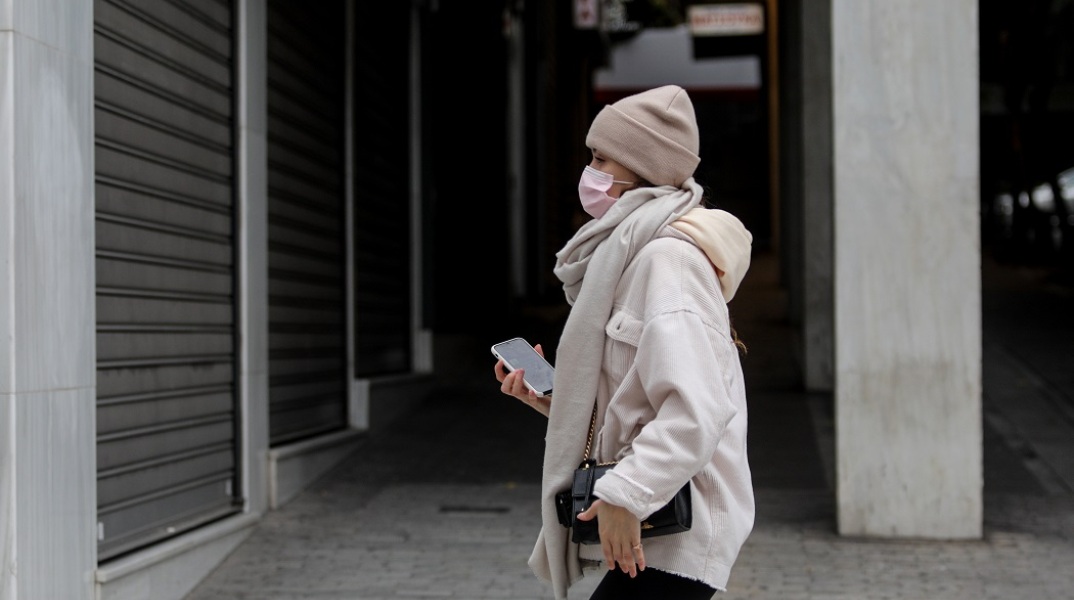 Κοπέλα με σκούφο για το κρύο και μάσκα