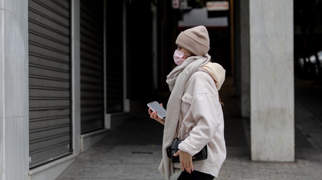 Κοπέλα με σκούφο για το κρύο και μάσκα