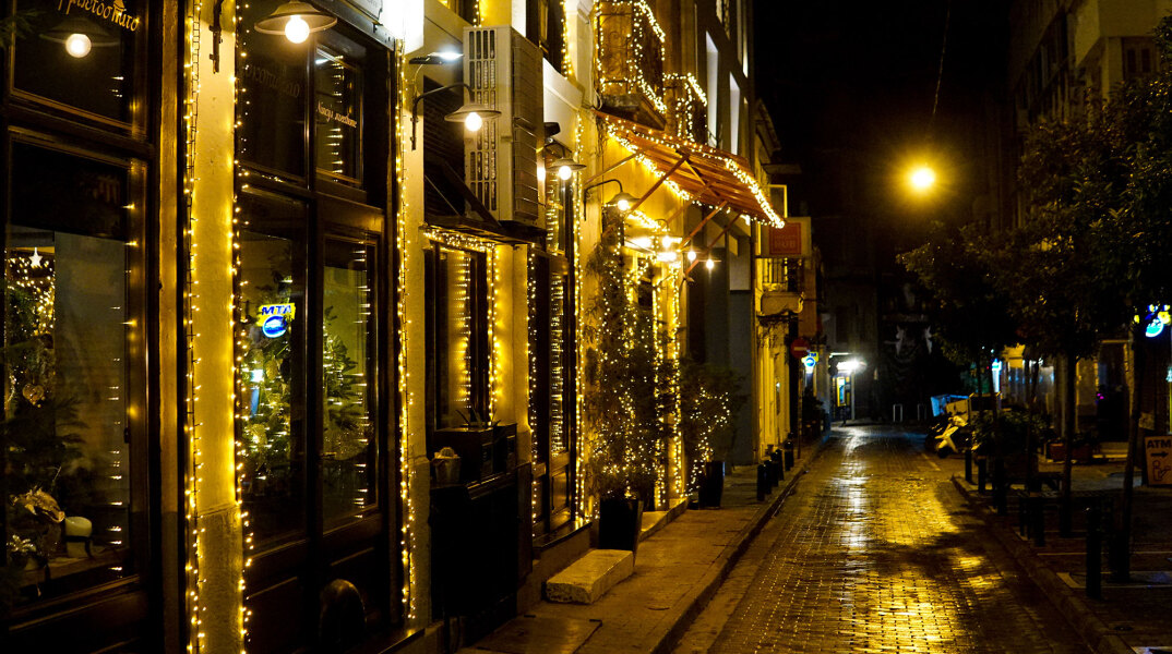 Χριστουγεννιάτικη ατμόσφαιρα στην Αθήνα - Στολισμός σε καταστήματα