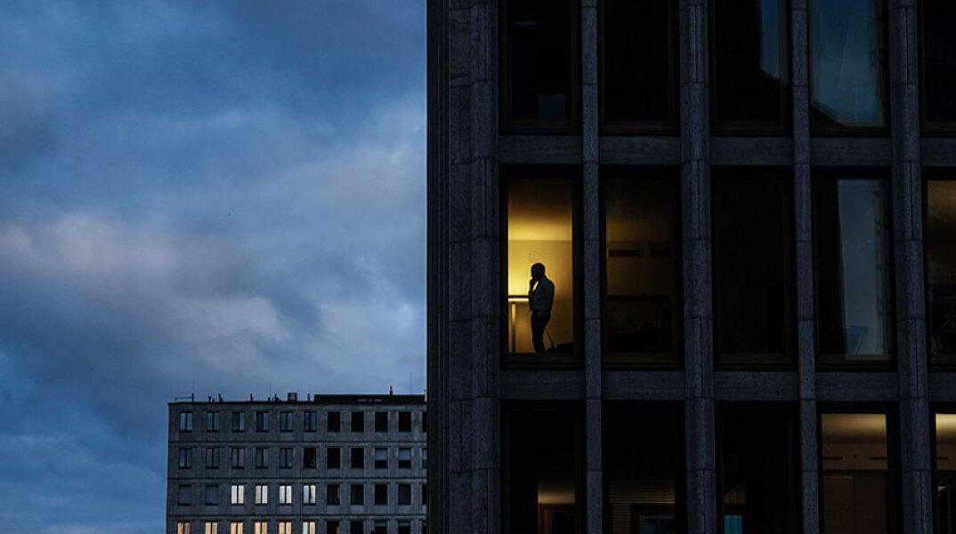 Βερολίνο: Εργαζόμενος σε συγκρότημα γραφείων μιλά στο τηλέφωνο