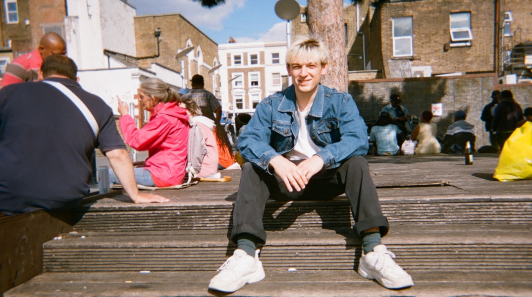 O Finlay έρχεται από το Γιορκσάιρ και συστήνεται με το πρώτο του μίνι άλμπουμ με τίτλο «Self & The Others»