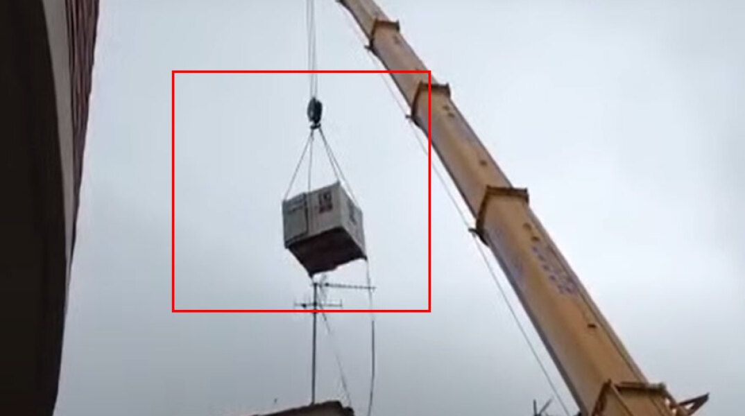 Με γερανό και κοντέινερ έβγαλαν διασώστες στη Γαλλία έναν παχύσαρκο άνδρα που έπρεπε να πάει στο νοσοκομείο