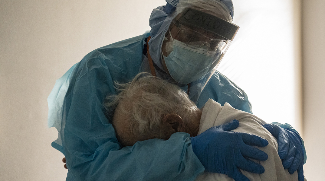Η αγκαλιά γιατρού σε ασθενή με κορωνοϊό στη Γιορτή των Ευχαριστιών σε νοσοκομείο του Τέξας
