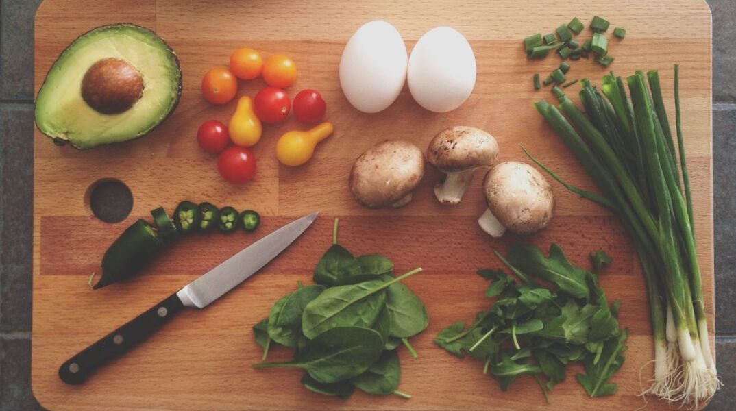 Λαχανικά σε ξύλο κοπής