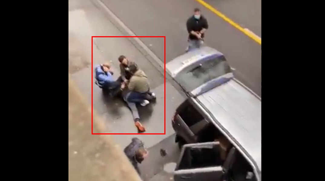 Πεσμένος στην άσφαλτο με χειροπέδες στα χέρια ο οδηγός του οχήματος που παρέσυρε και σκότωσε πεζούς στη γερμανική πόλη Τρίερ