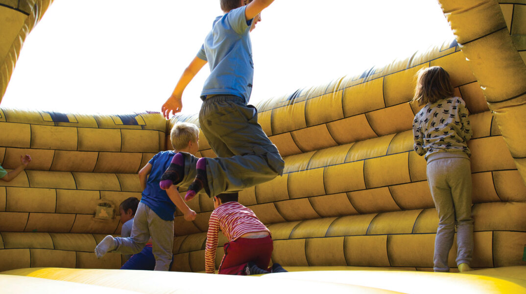 Παιδιά παίζουν σε φουσκωτό κάστρο