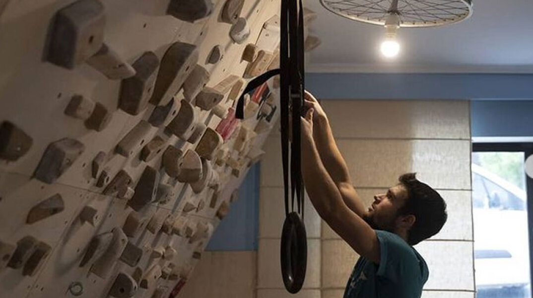 Μάνθος Βαλσαμίδης, ο φοιτητής Ιατρικής στη Θεσσαλονίκη που έφτιαξε πίστα αναρρίχησης στο σαλόνι του σπιτιού του