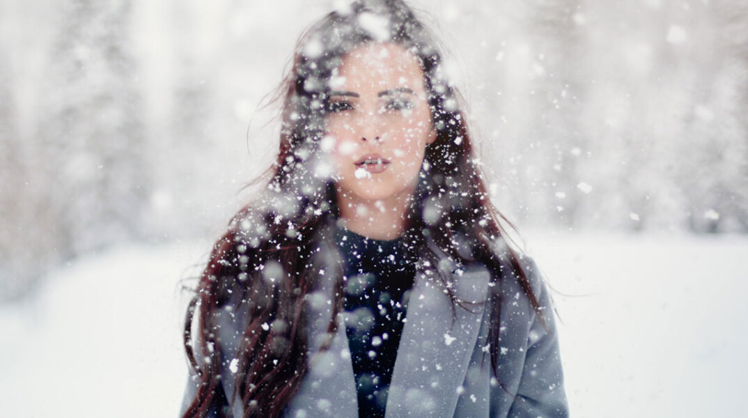 μελαχρινή κοπέλα σε χιονόπτωση
