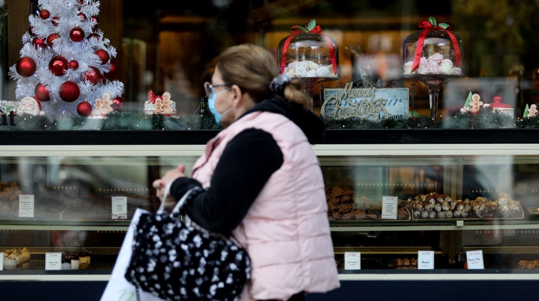 Κατάστημα στολισμένο χριστουγεννιάτικα